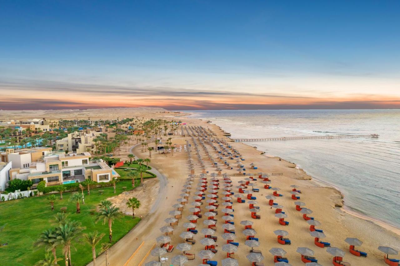 Pickalbatros Sands พอร์ตกาลิบ ภายนอก รูปภาพ Aerial view of the beach at the Hilton Ras Al Khaimah